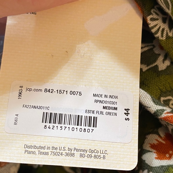 SALE-a.n.a Estie Floral Green V-Neck Blouse - Picture 11 of 11